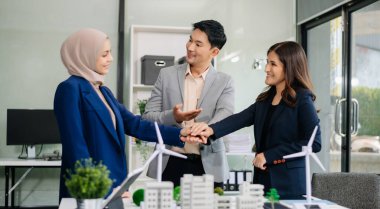 İş adamları arasında güneş pili paneli teknolojisi ve Güneş Enerjisi Çevre Kenti kavramındaki son gelişmeler üzerine tartışma