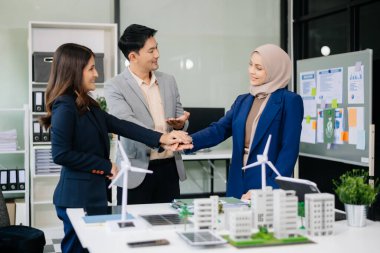 Geri dönüşüm planlayan ve tartışan iş adamları ofis toplantı odasında yeniden kullanım politikası sembolünü azalttı. Yeşil iş şirketi ve Güneş Enerjisi Çevre Kenti Kavramı.