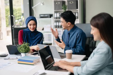 Yaratıcılık sektöründe tasarım planlama ile ilgili bir grup Asyalı iş toplantısı ofiste iş tartışması
