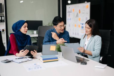 Yaratıcılık sektöründe tasarım planlama ile ilgili bir grup Asyalı iş toplantısı ofiste iş tartışması