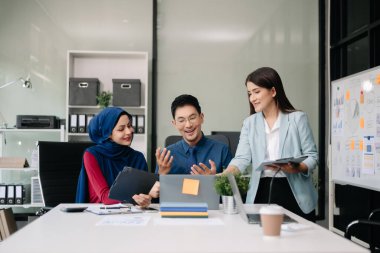 Sıkı çalışanlar, konferans odasında yeni bir başlangıç projesini kazandılar.