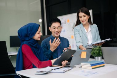 Sıkı çalışanlar, konferans odasında yeni bir başlangıç projesini kazandılar.