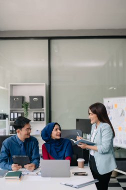 Sıkı çalışanlar, konferans odasında yeni bir başlangıç projesini kazandılar.