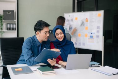 Sıkı çalışanlar, konferans odasında yeni bir başlangıç projesini kazandılar.