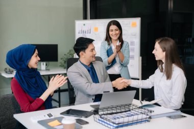 İş ortaklığı tokalaşma kavramı. Fotoğraf iki iş arkadaşının el sıkışma süreci. Harika bir toplantıdan sonra başarılı bir anlaşma.