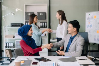 İş ortaklığı tokalaşma kavramı. Fotoğraf iki iş arkadaşının el sıkışma süreci. Harika bir toplantıdan sonra başarılı bir anlaşma.