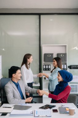 İş ortaklığı tokalaşma kavramı. Fotoğraf iki iş arkadaşının el sıkışma süreci. Harika bir toplantıdan sonra başarılı bir anlaşma.