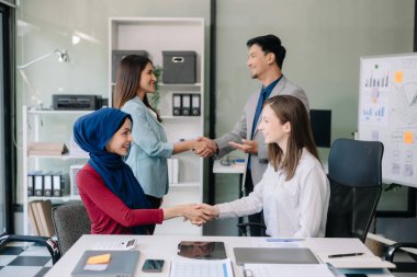 İş ortaklığı tokalaşma kavramı. Fotoğraf iki iş arkadaşının el sıkışma süreci. Harika bir toplantıdan sonra başarılı bir anlaşma.
