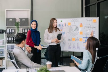 Yaratıcılık sektöründe tasarım planlama ile ilgili bir grup Asyalı iş toplantısı ofiste iş tartışması