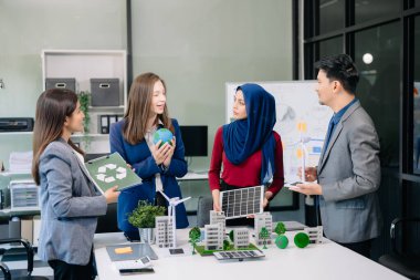 Geri dönüşüm planlayan ve tartışan iş adamları ofis toplantı odasında yeniden kullanım politikası sembolünü azalttı. Yeşil iş şirketi ve Güneş Enerjisi Çevre Kenti Kavramı.