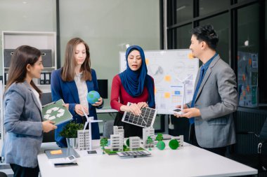 Geri dönüşüm planlayan ve tartışan iş adamları ofis toplantı odasında yeniden kullanım politikası sembolünü azalttı. Yeşil iş şirketi ve Güneş Enerjisi Çevre Kenti Kavramı.