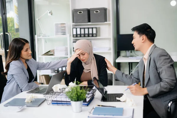 Öfkeli iş adamları modern ofiste bir hata yaptıktan sonra şiddetle tartışıyorlar.