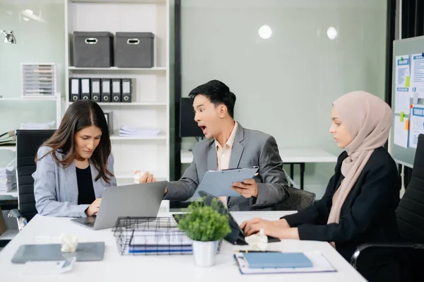 Öfkeli iş adamları modern ofiste bir hata yaptıktan sonra şiddetle tartışıyorlar.