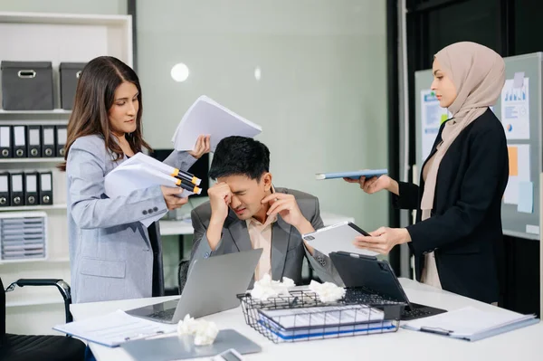 Öfkeli iş adamları modern ofiste bir hata yaptıktan sonra şiddetle tartışıyorlar.