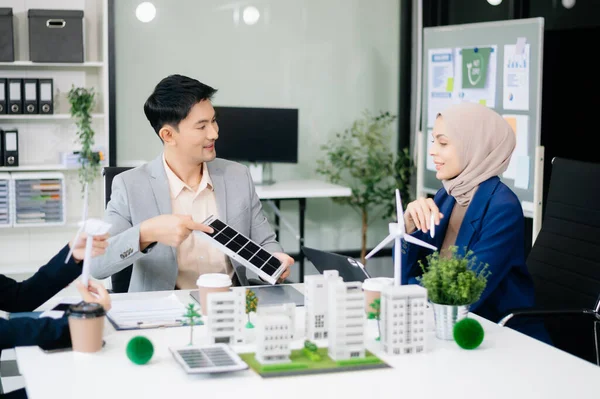 Geri dönüşüm planlayan ve tartışan iş adamları ofis toplantı odasında yeniden kullanım politikası sembolünü azalttı. Yeşil iş şirketi ve Güneş Enerjisi Çevre Kenti Kavramı.