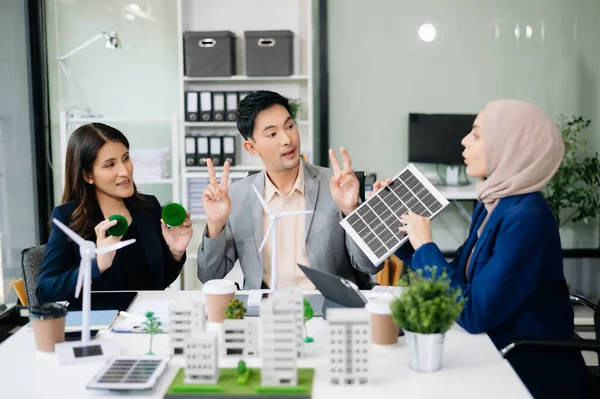 İş adamları arasında güneş pili paneli teknolojisi ve Güneş Enerjisi Çevre Kenti kavramındaki son gelişmeler üzerine tartışma