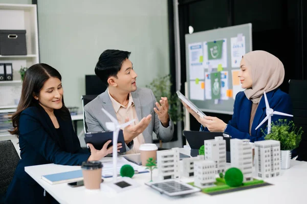 Geri dönüşüm planlayan ve tartışan iş adamları ofis toplantı odasında yeniden kullanım politikası sembolünü azalttı. Yeşil iş şirketi ve Güneş Enerjisi Çevre Kenti Kavramı.