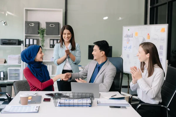 İş ortaklığı tokalaşma kavramı. Fotoğraf iki iş arkadaşının el sıkışma süreci. Harika bir toplantıdan sonra başarılı bir anlaşma.