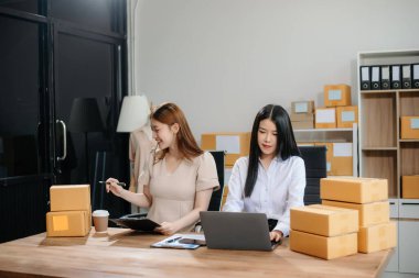 Küçük işletmeler kuran KOBİ sahipleri, çevrimiçi siparişleri kontrol ediyorlar. İç işlerinde serbest çalışan ürünler satıyorlar. Pazarlama, İş Başarı ve Üretim