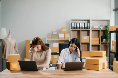 Küçük işletmeler kuran KOBİ sahipleri, çevrimiçi siparişleri kontrol eden iki kişi, iç pazarlama, ambalaj, konsept gibi şirketlerde kutu serbest iş yapan ürünler satıyor.