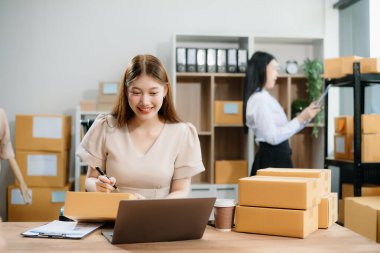 Küçük işletmeler kuran KOBİ sahipleri, çevrimiçi siparişleri kontrol ediyorlar. İç işlerinde serbest çalışan ürünler satıyorlar. Pazarlama, İş Başarı ve Üretim