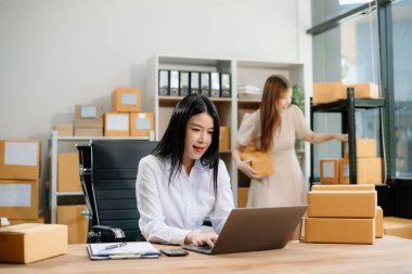 Küçük işletmeler kuran KOBİ sahipleri, çevrimiçi siparişleri kontrol ediyorlar. İç işlerinde serbest çalışan ürünler satıyorlar. Pazarlama, İş Başarı ve Üretim