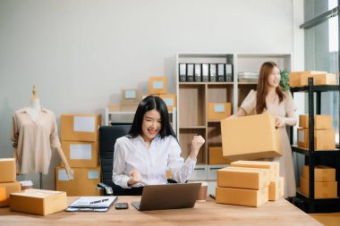 Küçük işletmeler kuran KOBİ sahipleri, çevrimiçi siparişleri kontrol eden iki kişi, iç pazarlama, ambalaj, konsept gibi şirketlerde kutu serbest iş yapan ürünler satıyor.