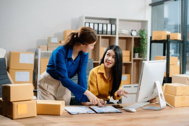 Küçük işletmeler kuran KOBİ sahipleri, çevrimiçi siparişleri kontrol ediyorlar. İç işlerinde serbest çalışan ürünler satıyorlar. Pazarlama, İş Başarı ve Üretim