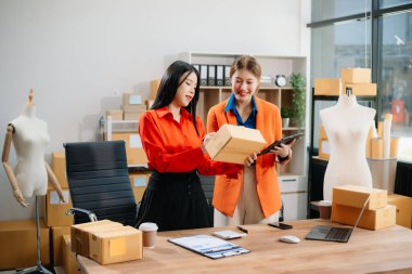 Küçük işletmeler kuran KOBİ sahipleri, çevrimiçi siparişleri kontrol ediyorlar. İç işlerinde serbest çalışan ürünler satıyorlar. Pazarlama, İş Başarı ve Üretim