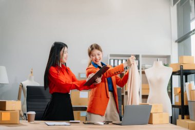 Küçük işletmeler kuran KOBİ sahipleri, çevrimiçi siparişleri kontrol eden iki kişi, iç pazarlama, ambalaj, konsept gibi şirketlerde kutu serbest iş yapan ürünler satıyor.