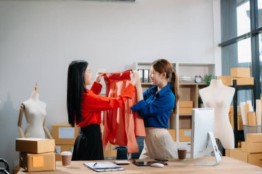 Küçük işletmeler kuran KOBİ sahipleri, çevrimiçi siparişleri kontrol ediyorlar. İç işlerinde serbest çalışan ürünler satıyorlar. Pazarlama, İş Başarı ve Üretim