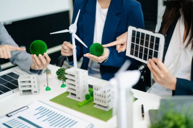 Geri dönüşüm planlayan ve tartışan iş adamları ofis toplantı odasında yeniden kullanım politikası sembolünü azalttı. Yeşil iş şirketi ve Güneş Enerjisi Çevre Kenti Kavramı