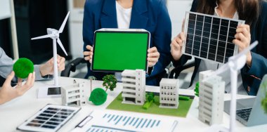 Çalışma teknolojisi ve iş dünyası Net sıfır ve karbon nötr konsepti için el bilgisayarı kullanmayı planlayan iş adamları. NET sıfır simgeleri ve sembolleri eko dünyasını kurtarır ve kirliliği azaltır.