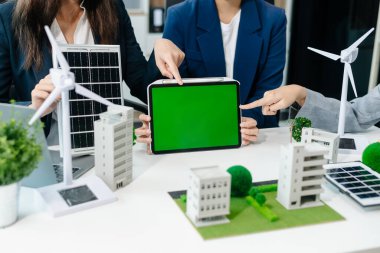 Geri dönüşüm planlayan ve tartışan iş adamları ofis toplantı odasında yeniden kullanım politikası sembolünü azalttı. Yeşil iş şirketi ve Güneş Enerjisi Çevre Kenti Kavramı