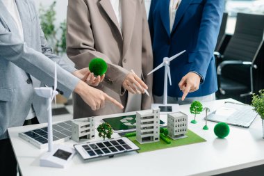 Geri dönüşüm planlayan ve tartışan iş adamları ofis toplantı odasında yeniden kullanım politikası sembolünü azalttı. Yeşil iş şirketi ve Güneş Enerjisi Çevre Kenti Kavramı