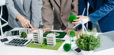 Çalışma teknolojisi ve iş dünyası Net sıfır ve karbon nötr konsepti için el bilgisayarı kullanmayı planlayan iş adamları. NET sıfır simgeleri ve sembolleri eko dünyasını kurtarır ve kirliliği azaltır.