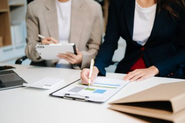 İş projesi ekibi ofisteki toplantı odasında birlikte çalışıyor. Yatay.