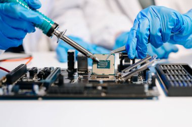 Teknisyen işlemciyi ana bilgisayarın prizine yerleştiriyor. Elektronik mühendislik, elektronik onarım, elektronik ölçüm ve test, onarım.