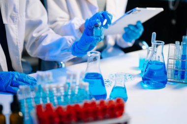 Bilimadamı ekip buluşması ve yazım analizi laboratuvar çalışmasında sonuç verir ve bilimsel örneği analiz eder.