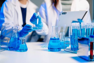 Bilimadamı ekip buluşması ve yazım analizi laboratuvar çalışmasında sonuç verir ve bilimsel örneği analiz eder.