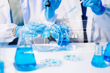 Kadın araştırmacı kimya laboratuvarında bir deney yürütüyor. Bilim adamları buluşması