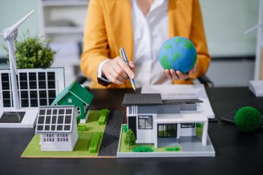 Çalışma teknolojisi ve iş dünyası Net sıfır ve karbon nötr konsepti için dizüstü bilgisayar kullanan iş planlama el. NET sıfır simgeleri ve sembolleri eko dünyasını kurtarır ve kirliliği azaltır. yeşil enerji