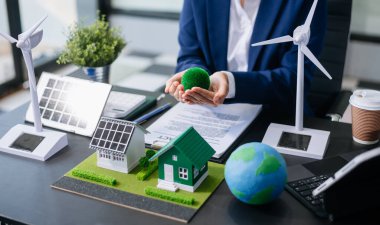 Çalışma teknolojisi ve iş dünyası Net sıfır ve karbon nötr konsepti için dizüstü bilgisayar kullanan iş planlama el. NET sıfır simgeleri ve sembolleri eko dünyasını kurtarır ve kirliliği azaltır. yeşil enerji