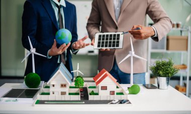 Çalışma teknolojisi ve iş dünyası Net sıfır ve karbon nötr konsepti için el bilgisayarı kullanmayı planlayan iş adamları. NET sıfır simgeleri ve sembolleri eko dünyasını kurtarır ve kirliliği azaltır. yeşil enerji