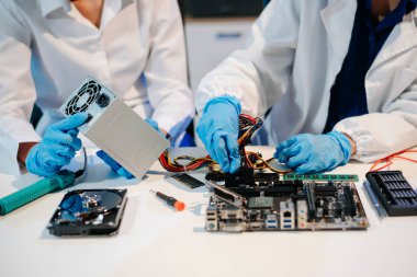 Teknisyen işlemciyi ana bilgisayarın prizine yerleştiriyor. Elektronik mühendislik, elektronik onarım, elektronik ölçüm ve test, onarım