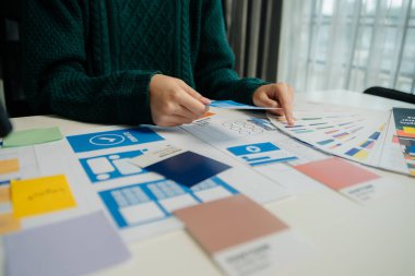 UX grafik tasarımcısı akıllı telefon için prototip geliştirme uygulaması planlama kablosu. Yaratıcı dijital geliştirme ajansı