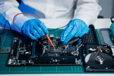 Elektronik teknisyen, elektronik mühendisliği, elektronik onarım, ölçüm ve test, onarım ve bakım kavramları.