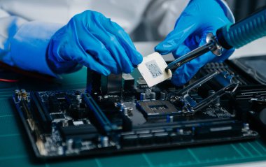 Teknisyen işlemciyi ana bilgisayarın prizine yerleştiriyor. Elektronik mühendislik, elektronik onarım, elektronik ölçüm ve test, onarım.