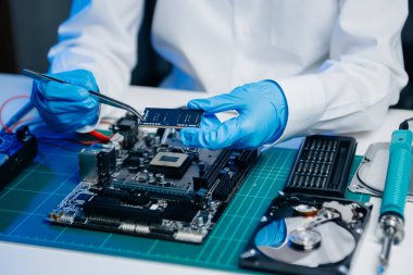 Elektronik teknisyen, elektronik mühendisliği, elektronik onarım, ölçüm ve test, onarım ve bakım kavramları.