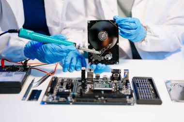 Elektronik teknisyen, elektronik mühendisliği, elektronik onarım, ölçüm ve test, onarım ve bakım kavramları. Sho 'da kontrol ve yükseltme için voltaj ölçer kullanır.